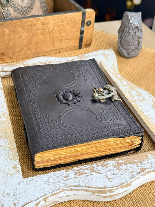 Księga Potrójnego Księżyca czarna z kamieniem witchy