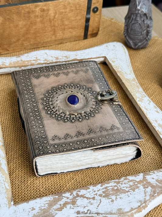 Księga Mandala z niebieskim kamieniem