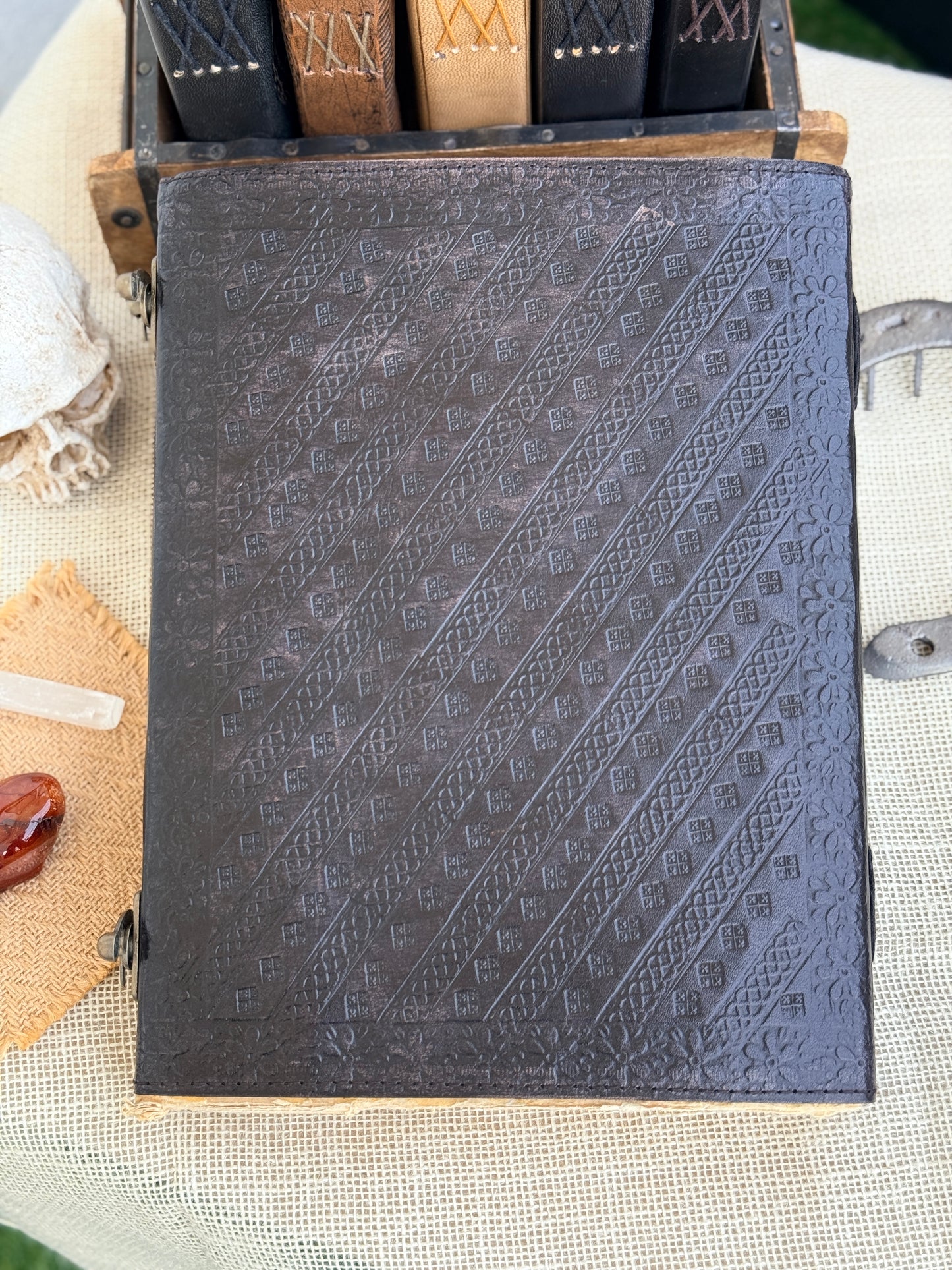 Skórzana Księga Cieni - z księżycami i kamieniem