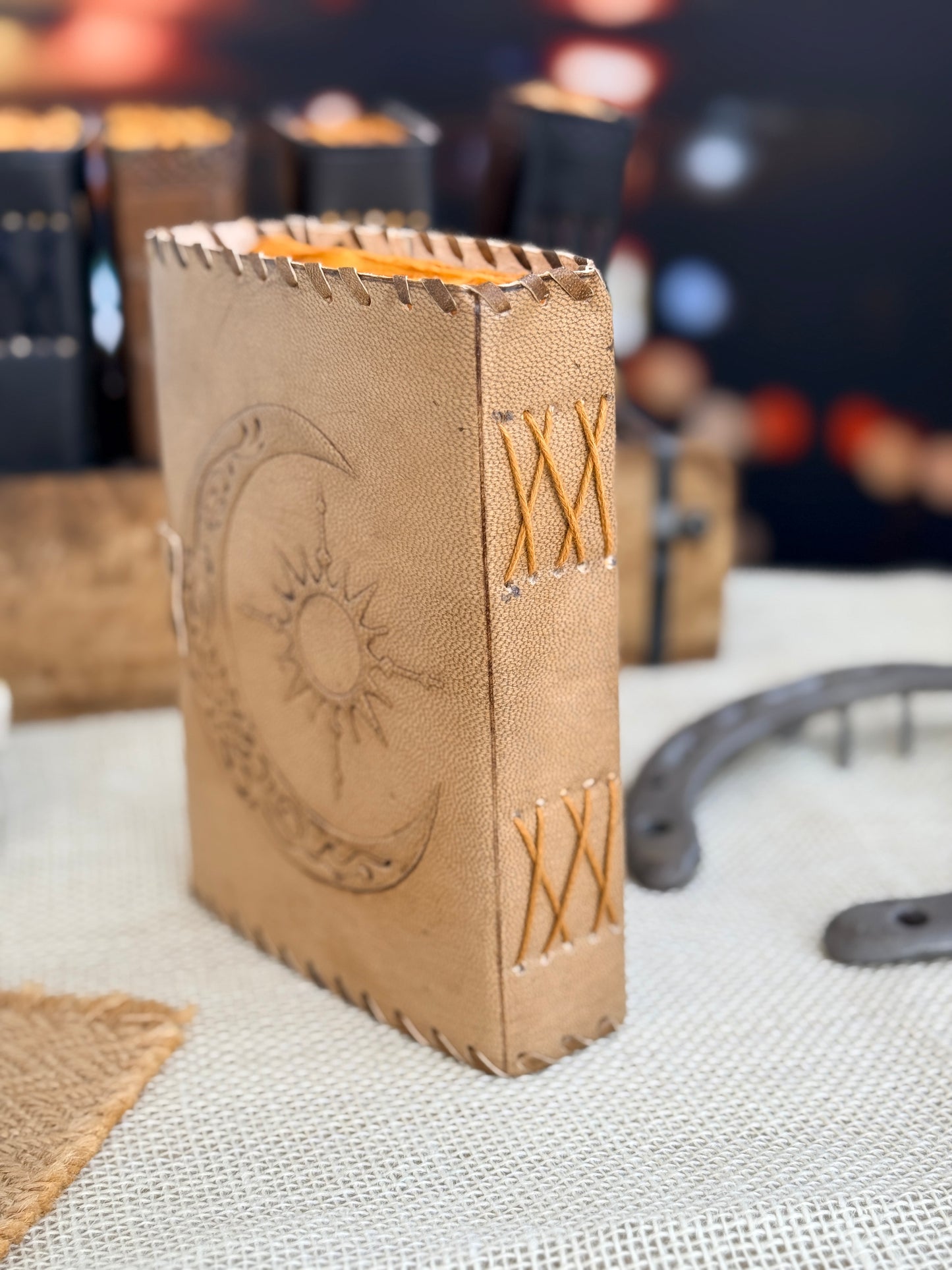 Skórzana Księga Cieni - Słońce i księżyc