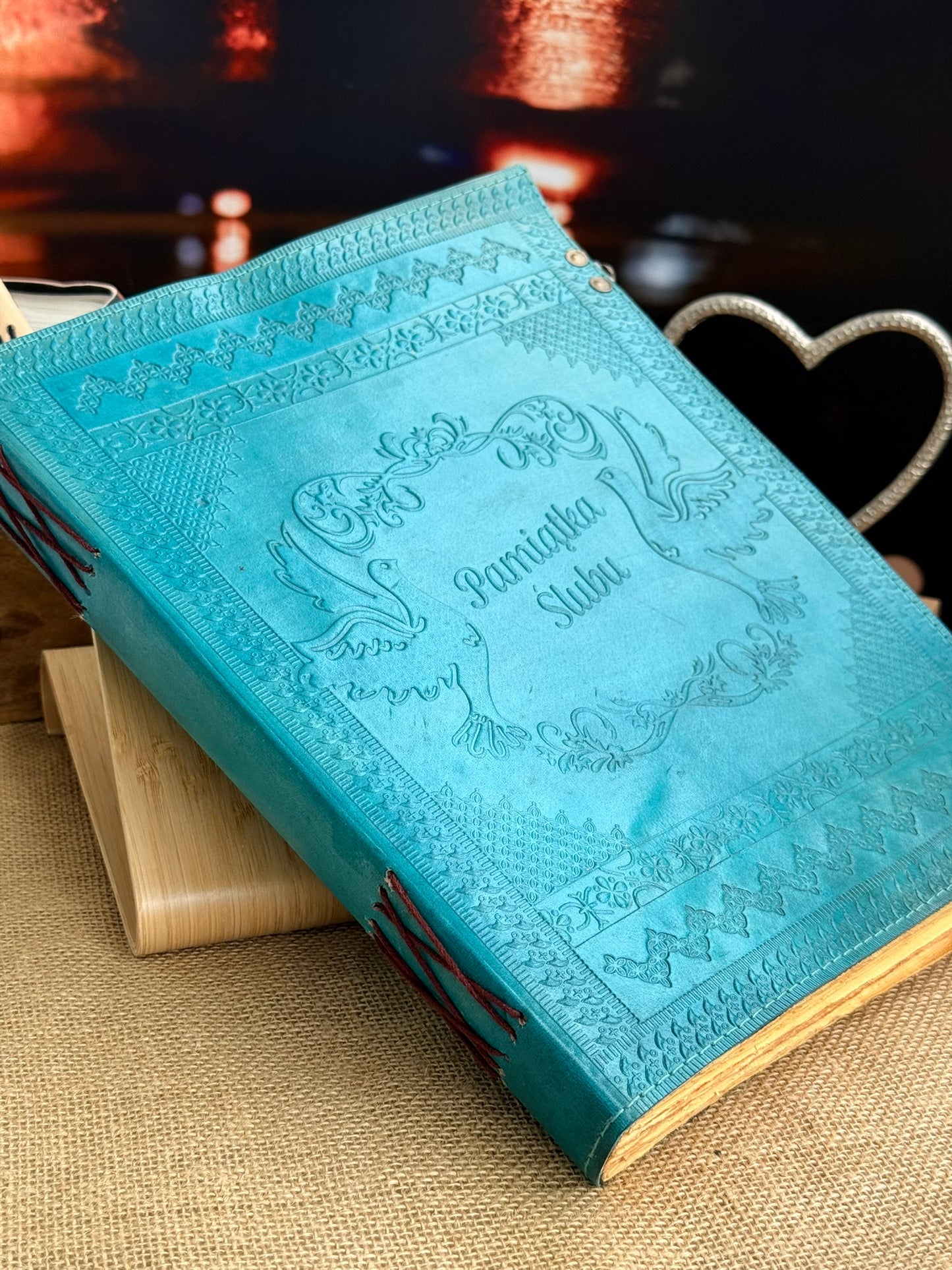 Skórzana Pamiątka Ślubu – Księga Gości z Motywem Gołębi