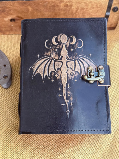 Księga Smok i Fazy Księżyca – dark fantasy witchy