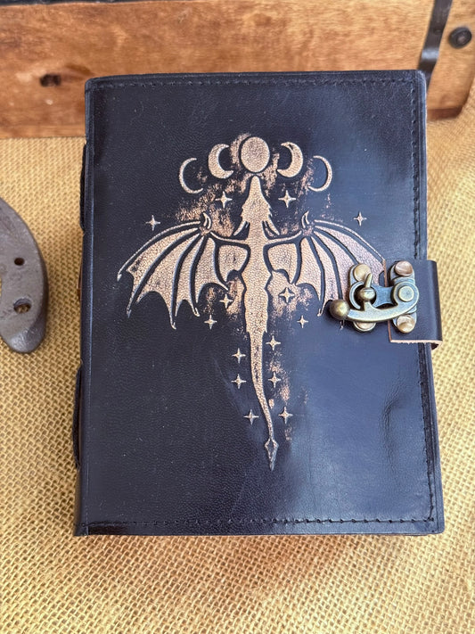 Księga Smok i Fazy Księżyca – dark fantasy witchy