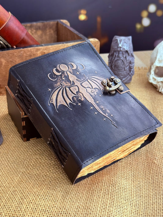 Księga Smok i Fazy Księżyca – dark fantasy witchy