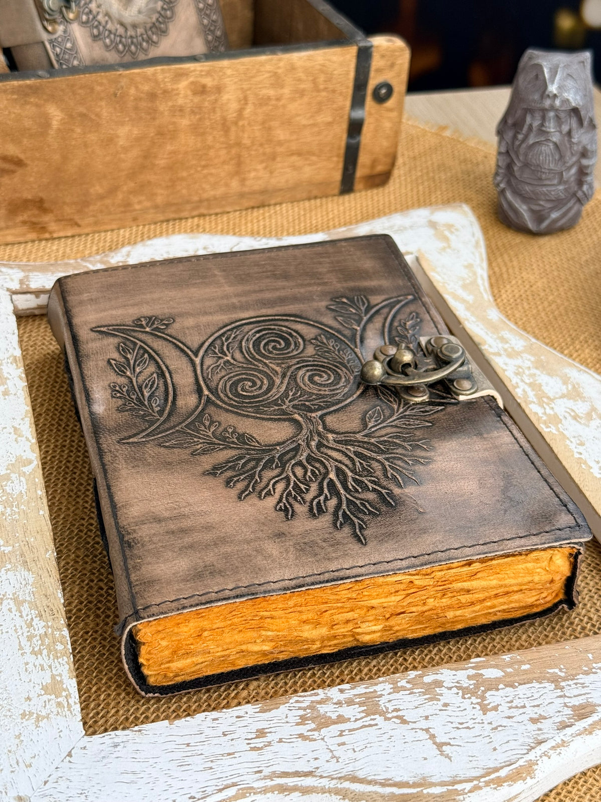 Księga Potrójnego Księżyca i Drzewa Życia – fantasy witchy