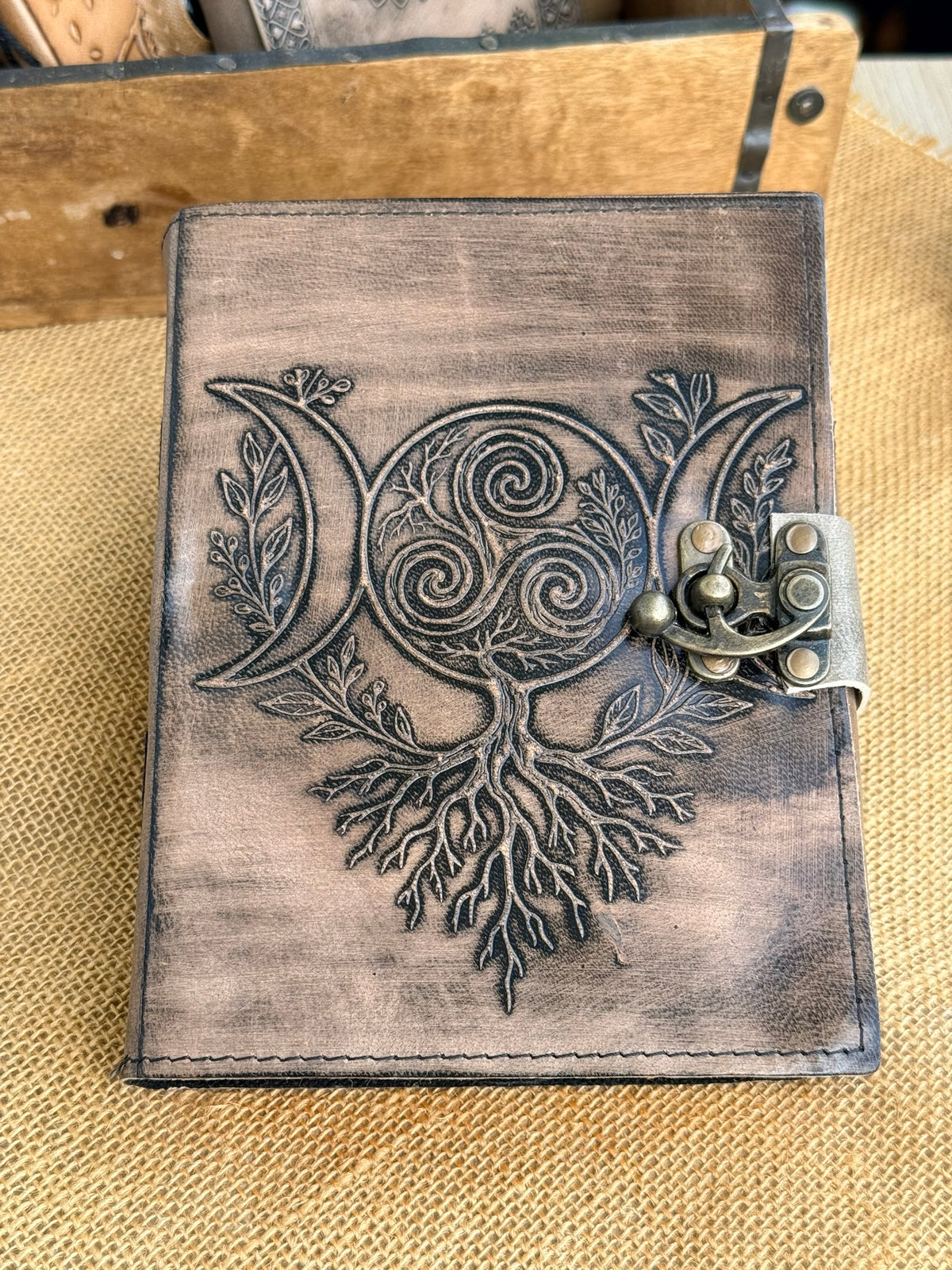 Księga Potrójnego Księżyca i Drzewa Życia – fantasy witchy