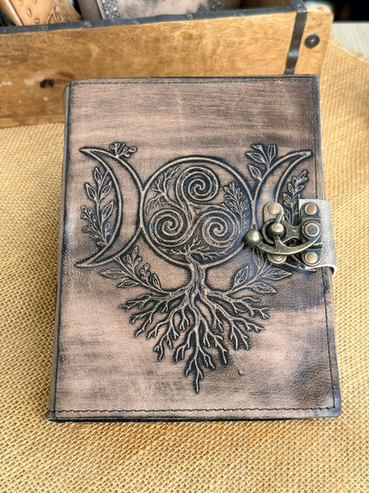 Księga Potrójnego Księżyca i Drzewa Życia – fantasy witchy