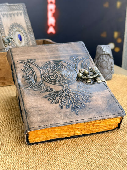 Księga Potrójnego Księżyca i Drzewa Życia – fantasy witchy