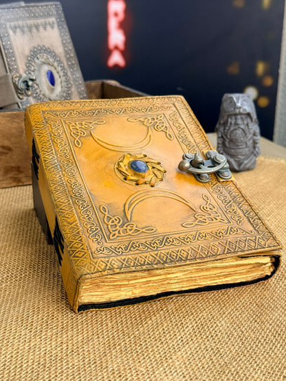 Księga Potrójnego Księżyca z niebieskim kamieniem – witchy