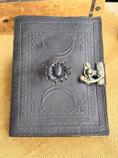 Księga Potrójnego Księżyca czarna z kamieniem witchy