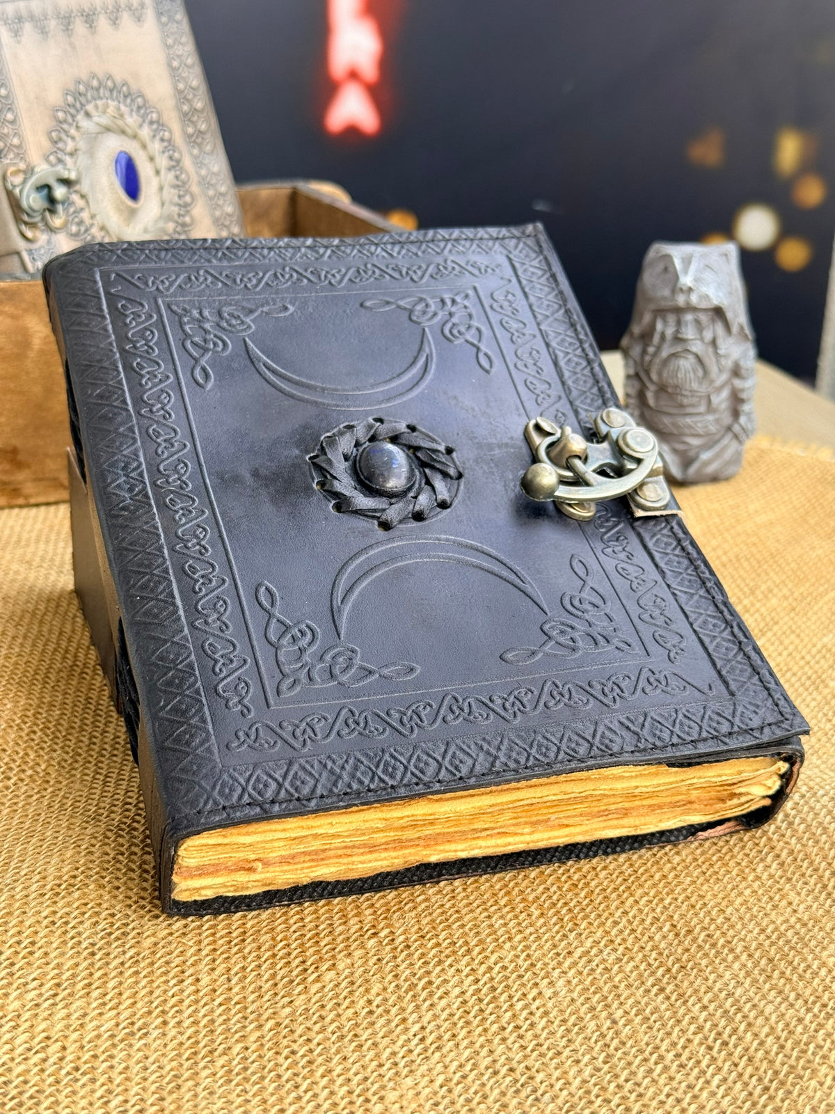 Księga Potrójnego Księżyca czarna z kamieniem witchy