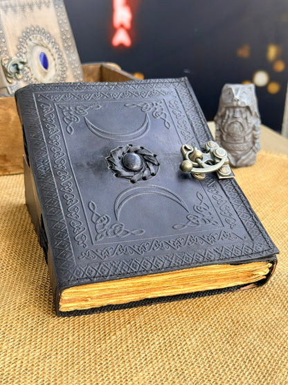 Księga Potrójnego Księżyca czarna z kamieniem witchy