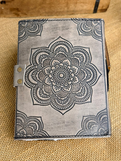 Księga Mandala z niebieskim kamieniem