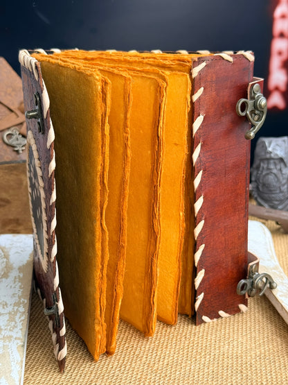 Skórzana Księga Białych Kwiatów – Sekretny Zielnik Vintage