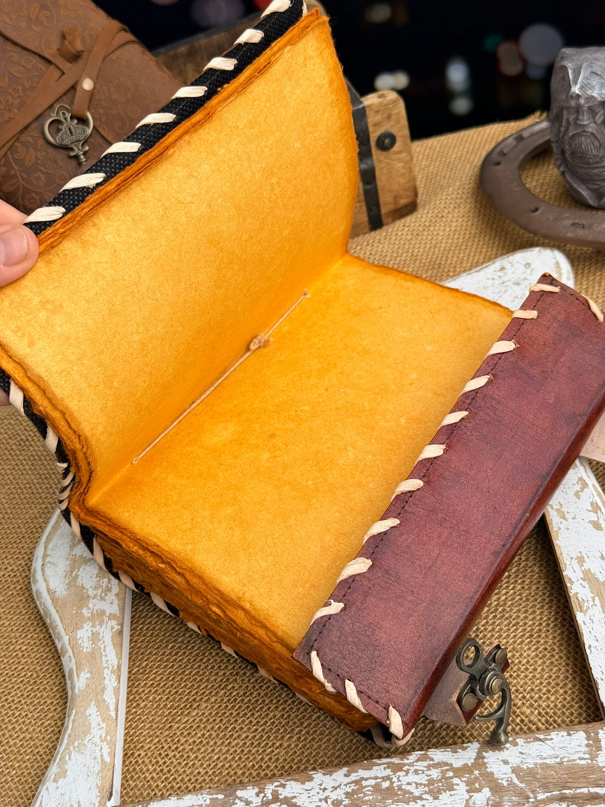 Skórzana Księga Białych Kwiatów – Sekretny Zielnik Vintage