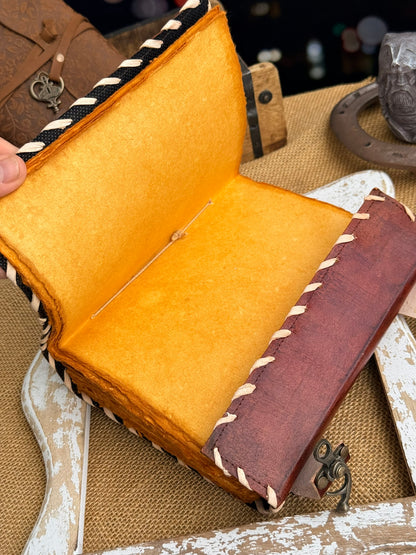 Skórzana Księga Białych Kwiatów – Sekretny Zielnik Vintage