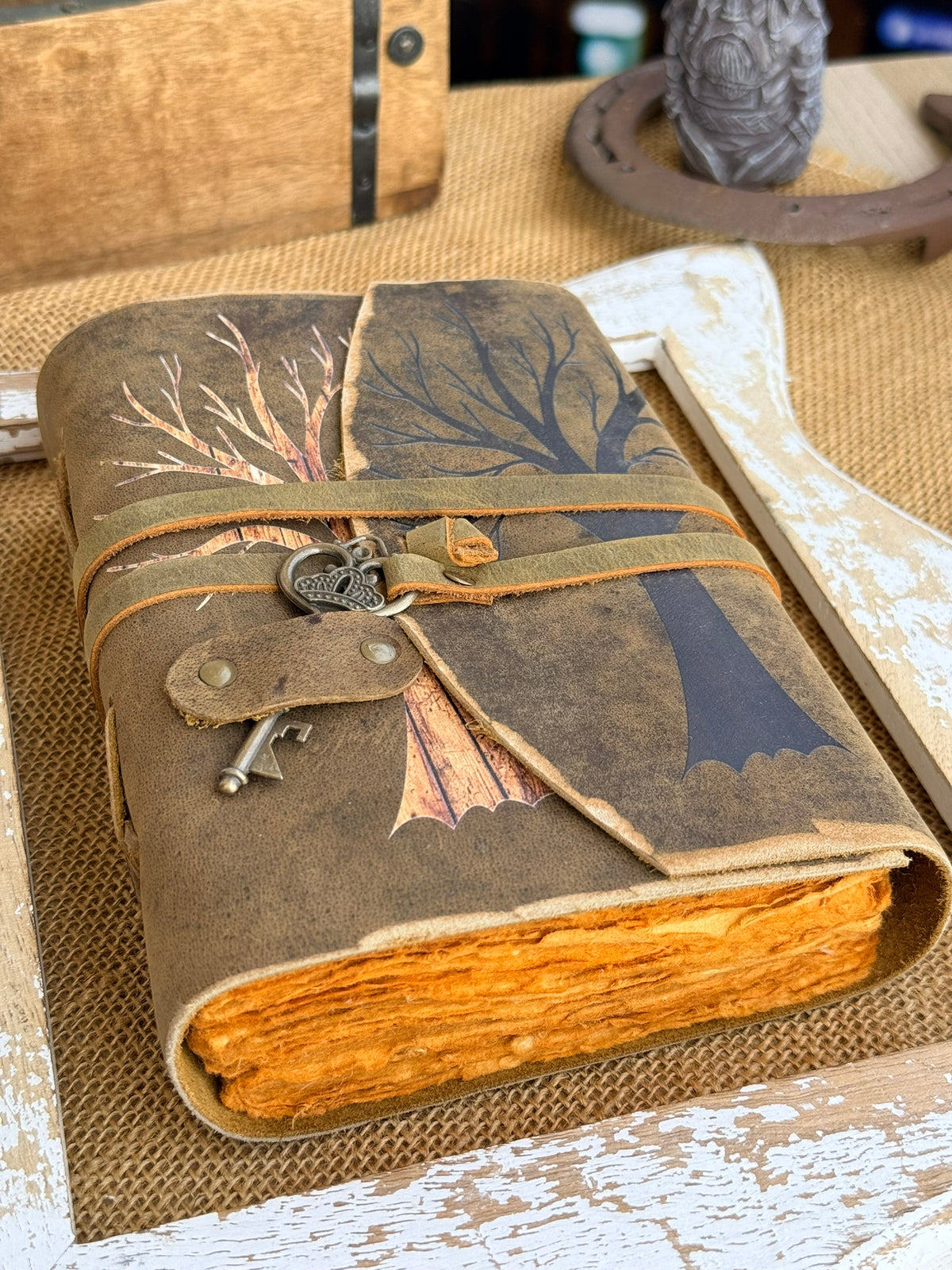 Skórzana księga Dwa Drzewa – pamiętnik vintage fantasy