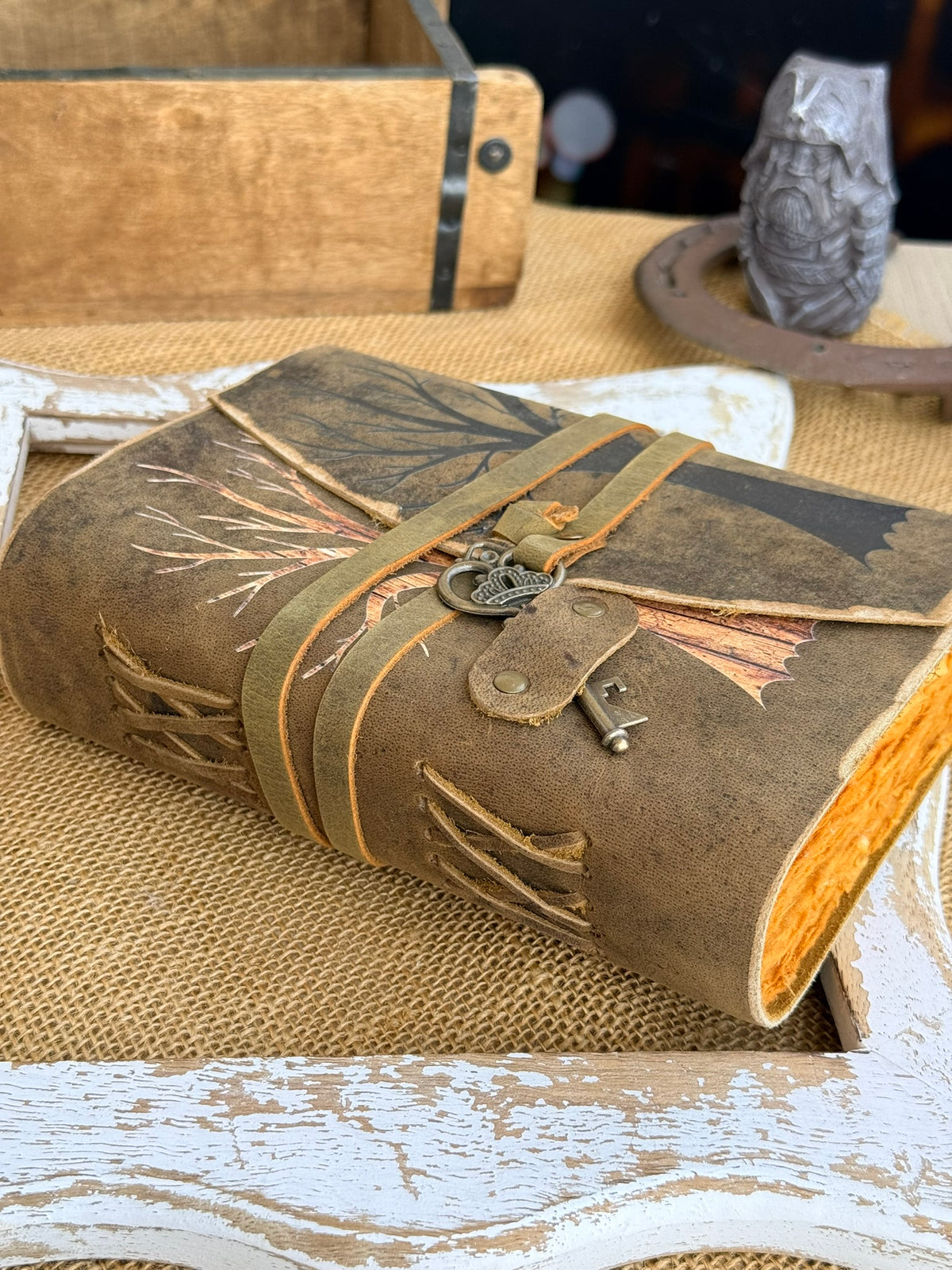 Skórzana księga Dwa Drzewa – pamiętnik vintage fantasy