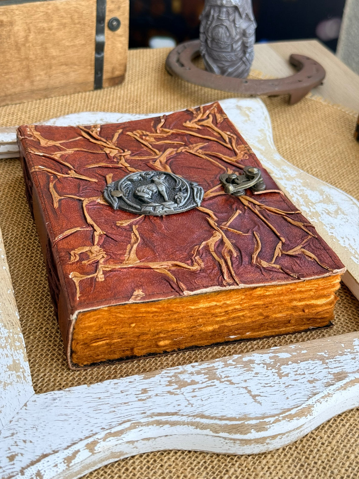Skórzana księga z wilkiem – Fantasy Vintage