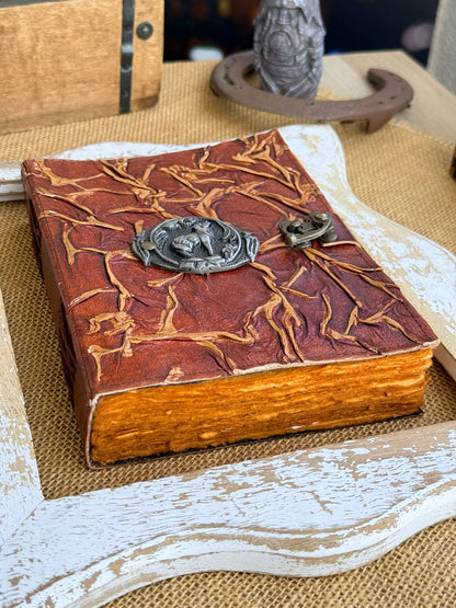 Skórzana księga z wilkiem – Fantasy Vintage