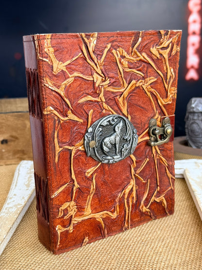 Skórzana księga z wilkiem – Fantasy Vintage