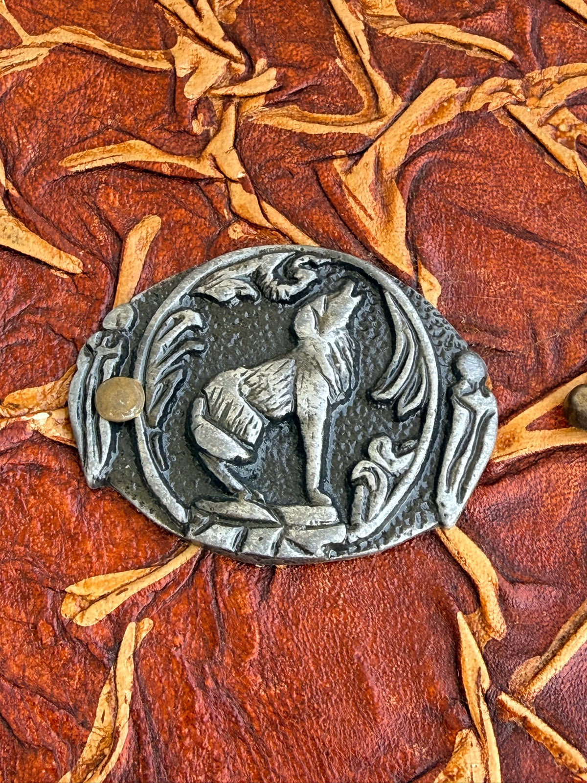 Skórzana księga z wilkiem – Fantasy Vintage