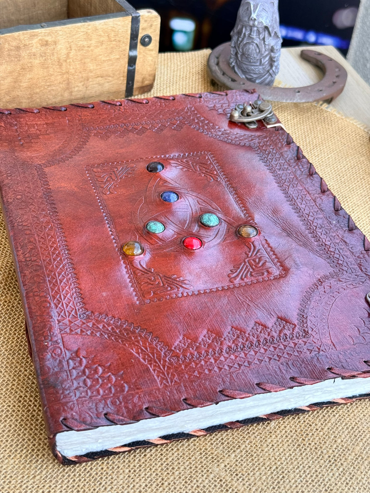Skórzana Księga Cieni - Triquetra