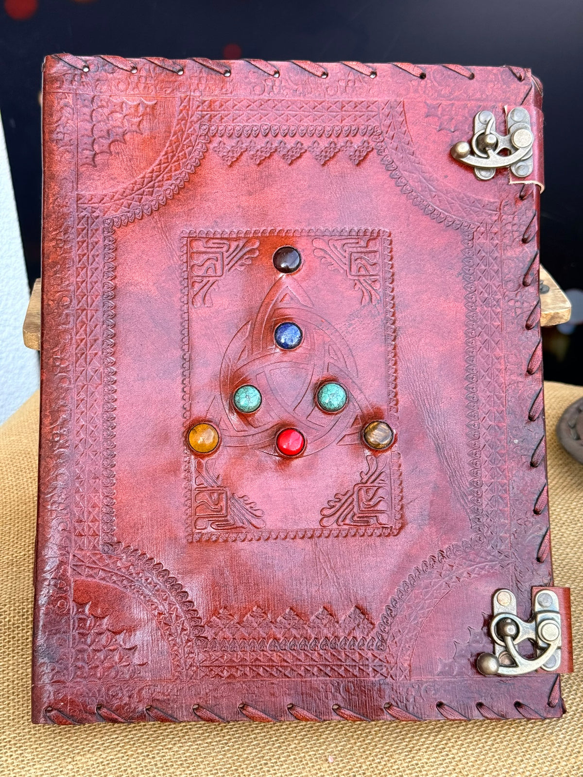 Skórzana Księga Cieni - Triquetra