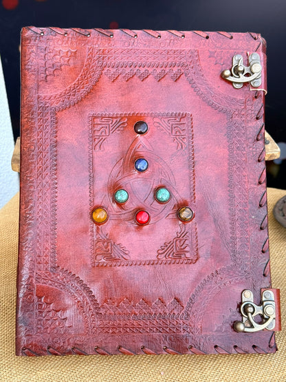 Skórzana Księga Cieni - Triquetra