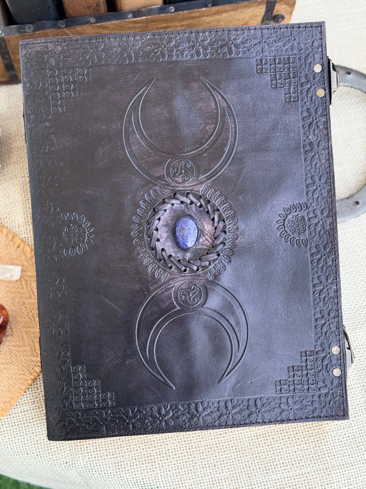 Skórzana Księga Cieni - z księżycami i kamieniem
