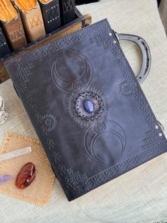 Skórzana Księga Cieni - z księżycami i kamieniem
