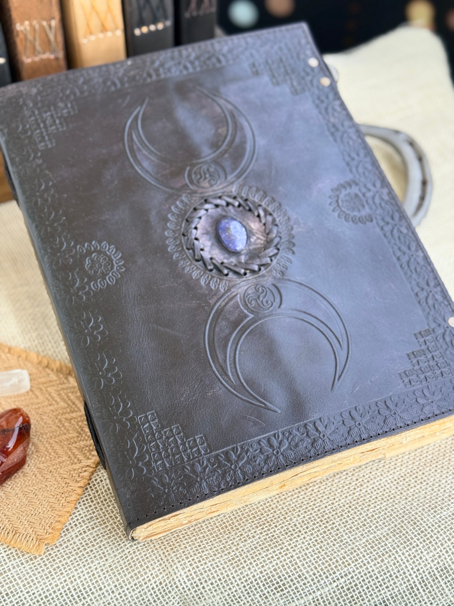 Skórzana Księga Cieni - z księżycami i kamieniem