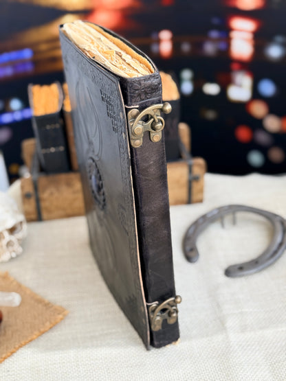 Skórzana Księga Cieni - z księżycami i kamieniem