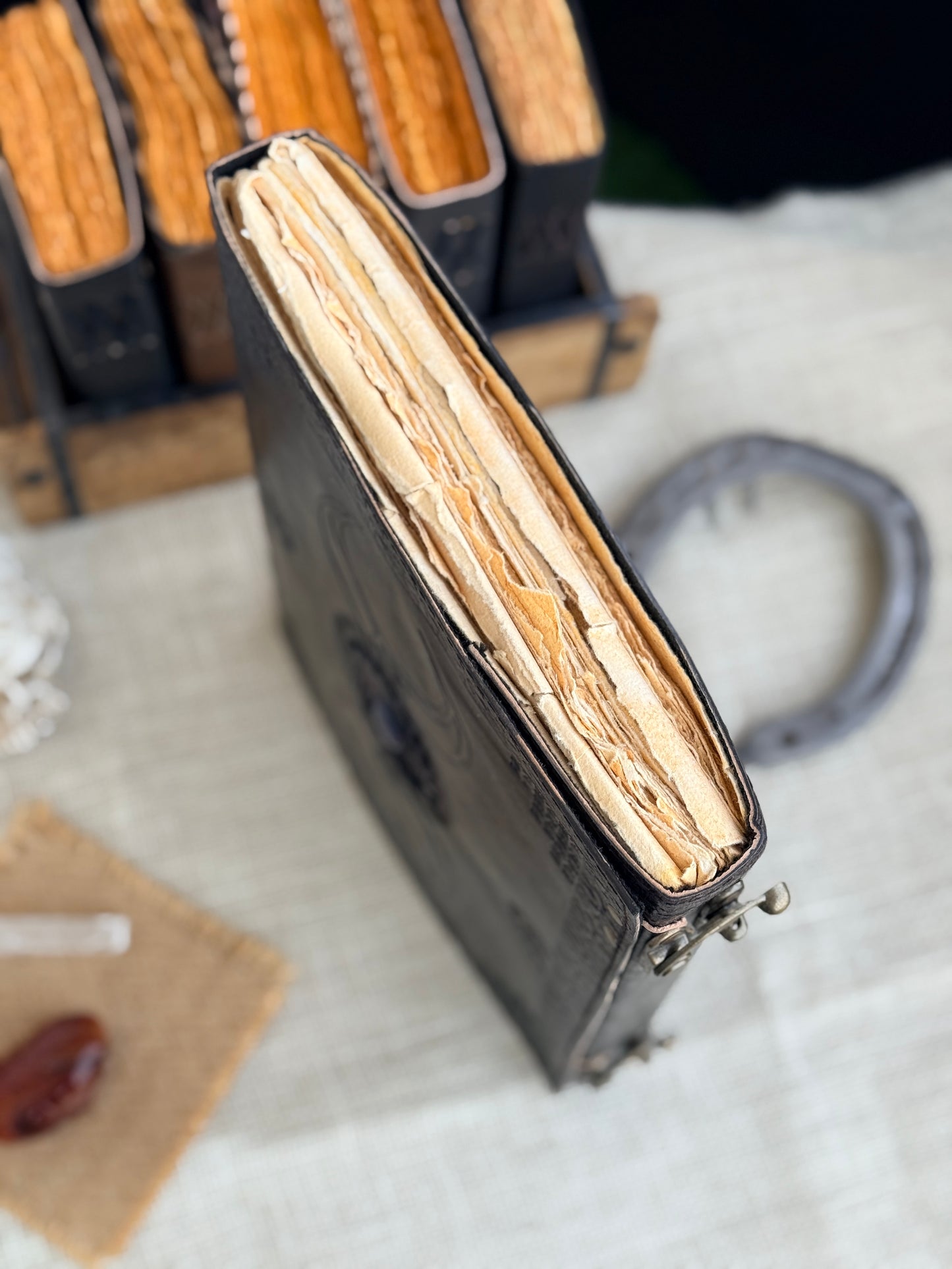 Skórzana Księga Cieni - z księżycami i kamieniem