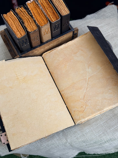 Skórzana Księga Cieni - z księżycami i kamieniem