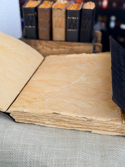 Skórzana Księga Cieni - z księżycami i kamieniem