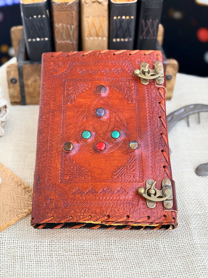 Skórzana Księga Cieni - Triquetra