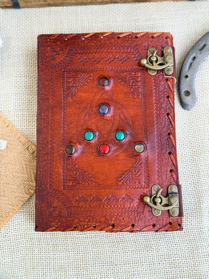 Skórzana Księga Cieni - Triquetra