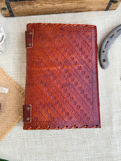 Skórzana Księga Cieni - Triquetra