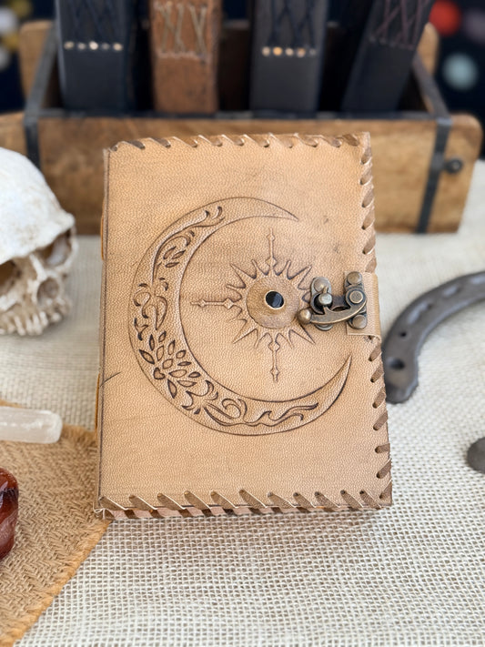 Skórzana Księga Cieni - Słońce i księżyc