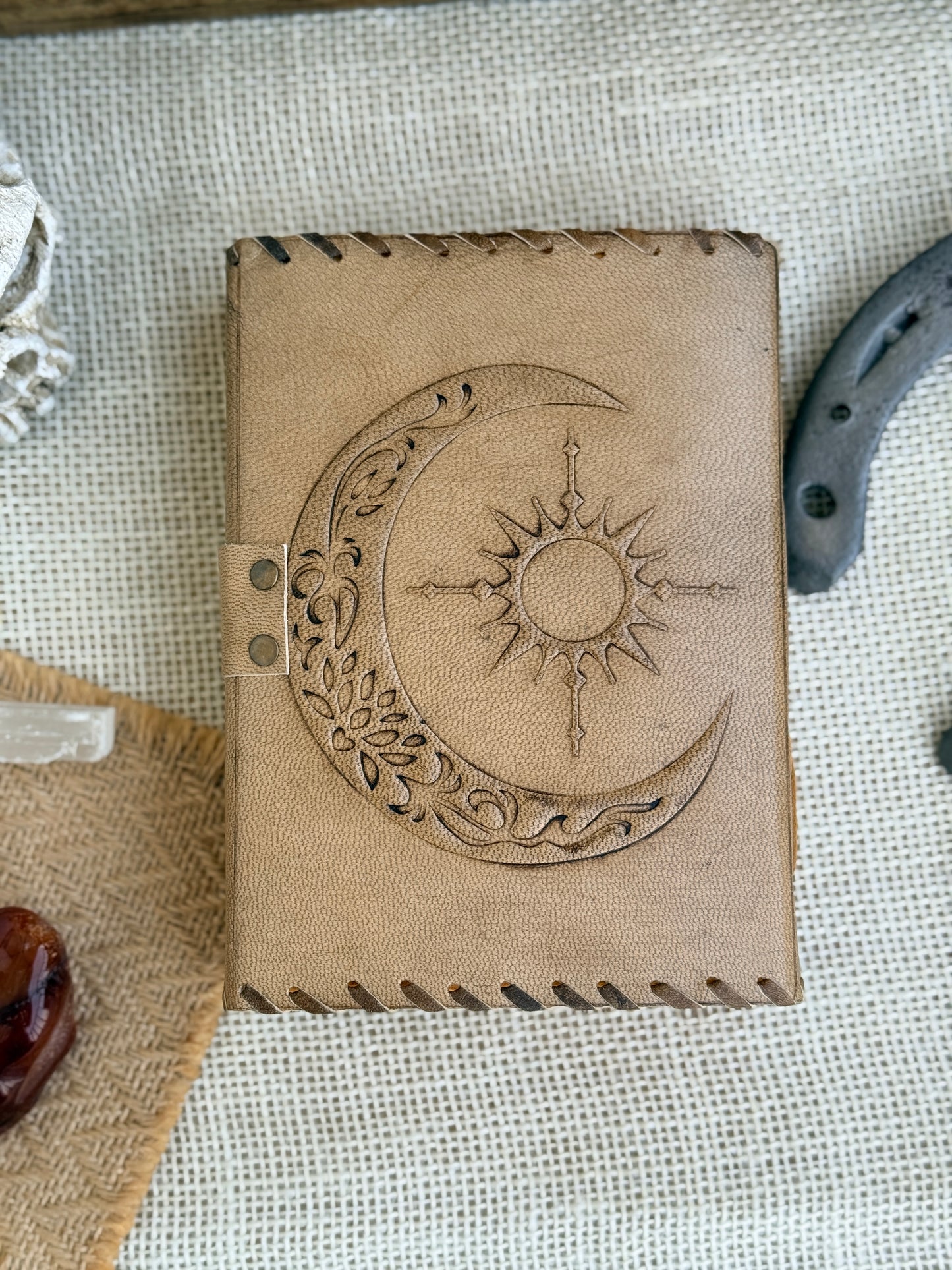 Skórzana Księga Cieni - Słońce i księżyc