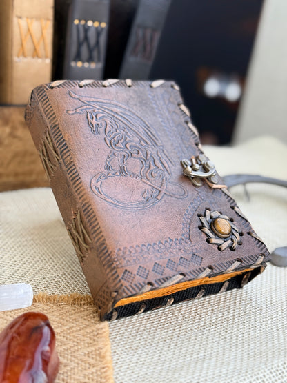 Skórzana Księga Cieni - Smok