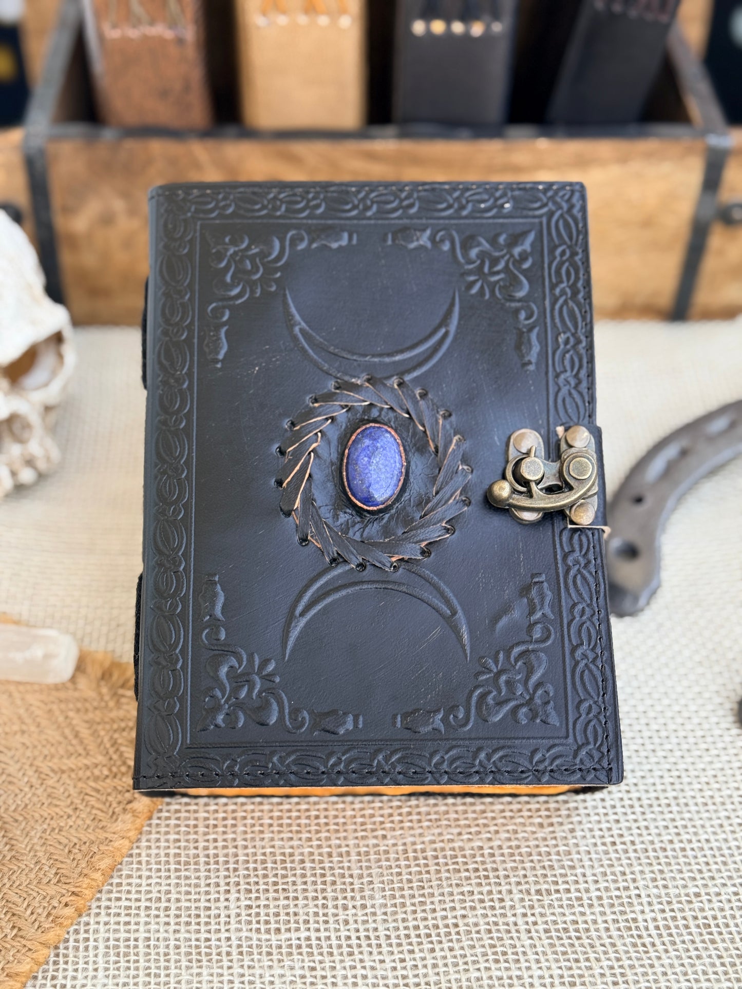 Skórzana Księga Cieni - z księżycami i kamieniem (mała)