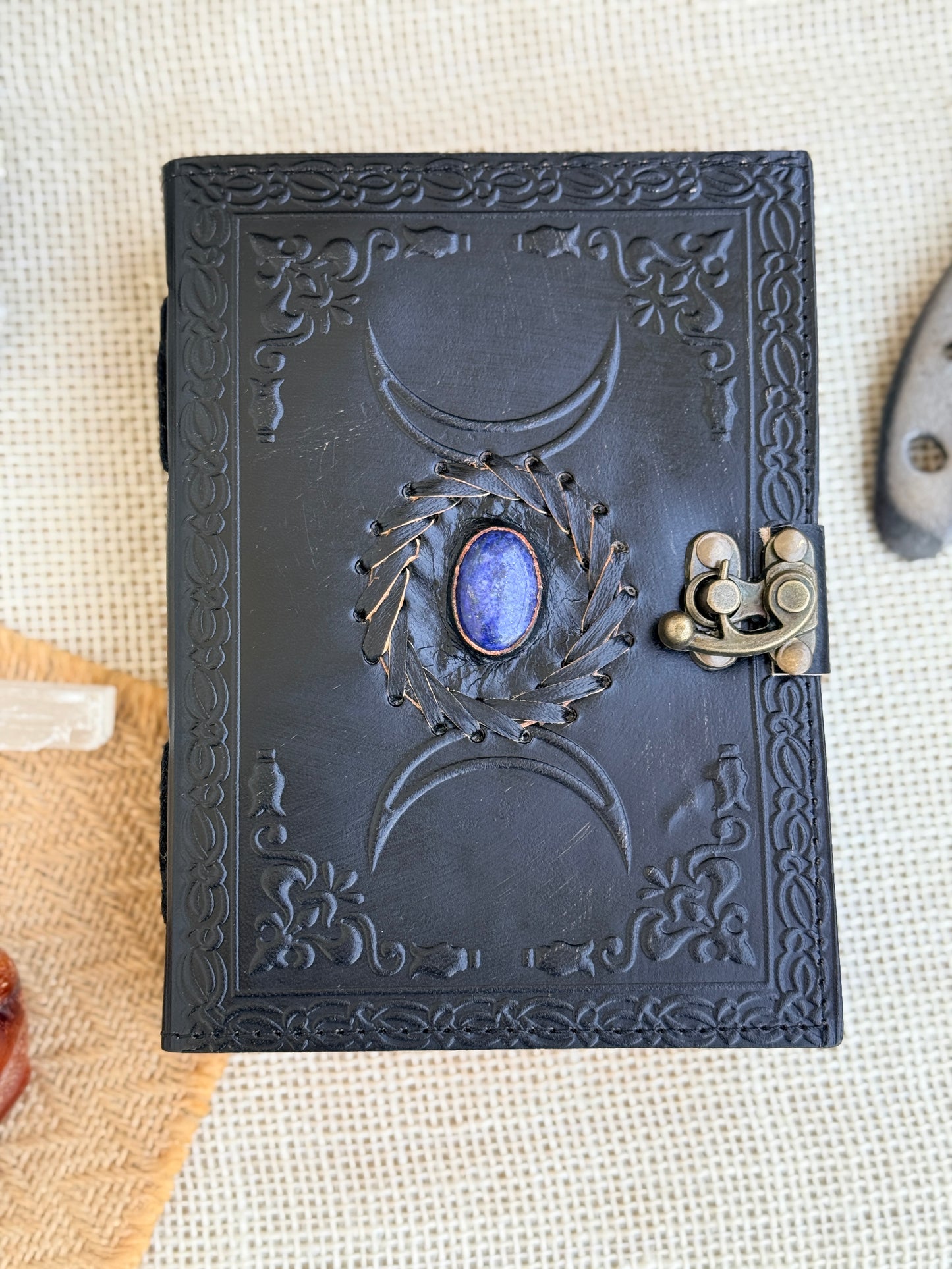 Skórzana Księga Cieni - z księżycami i kamieniem (mała)