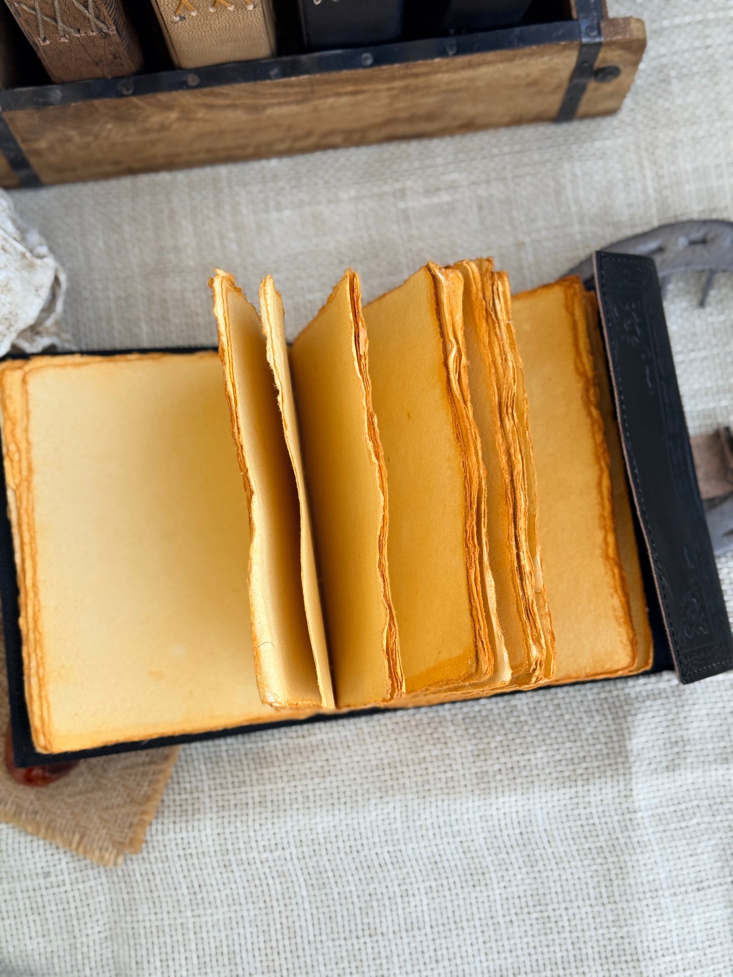 Skórzana Księga Cieni - z księżycami i kamieniem (mała)