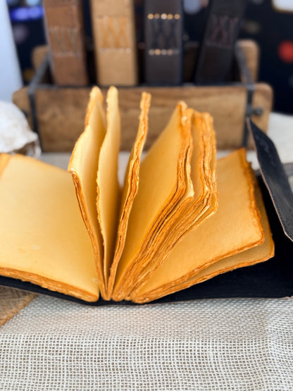 Skórzana Księga Cieni - z księżycami i kamieniem (mała)