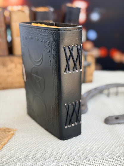 Skórzana Księga Cieni - z księżycami i kamieniem (mała)