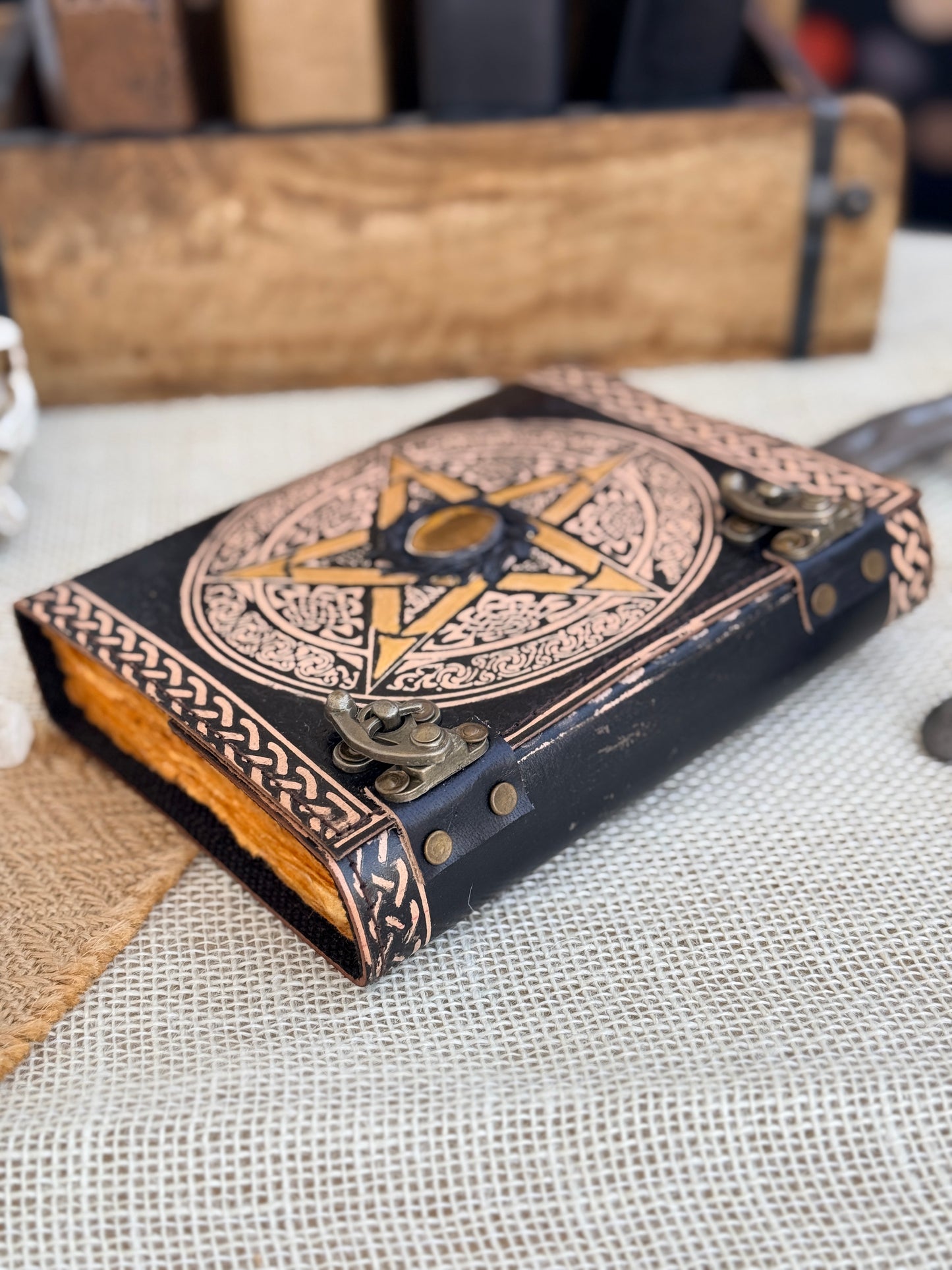 Skórzana Księga Cieni - Złoty Pentagram