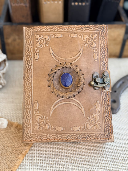 Skórzana Księga Cieni jasna - z księżycami i kamieniem (mała)