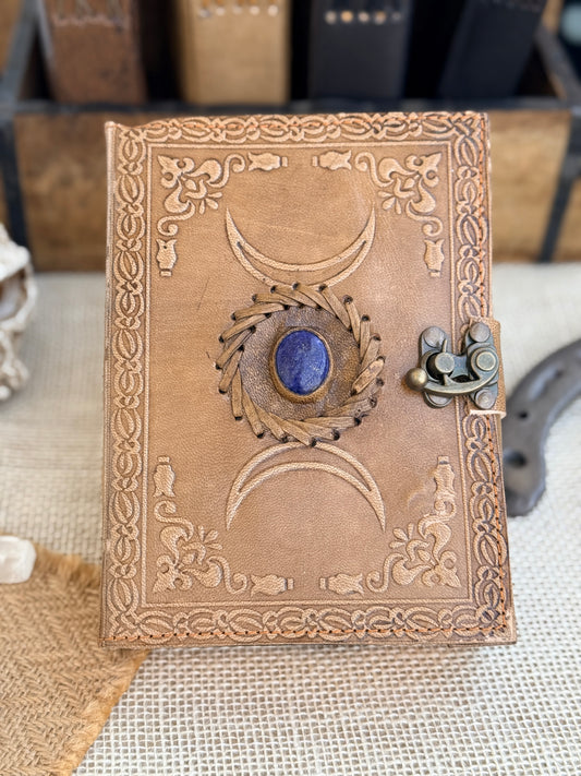 Skórzana Księga Cieni jasna - z księżycami i kamieniem (mała)